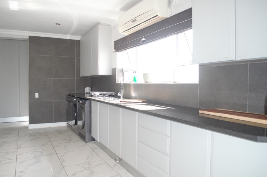 6 Bedroom Property for Sale in Perlemoenbaai Western Cape
